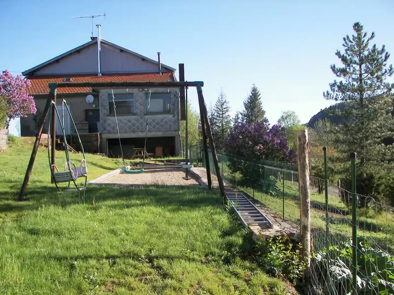 Le jardin clos avec la balançoire et les jeux pour enfants