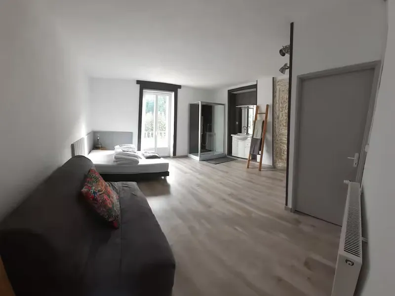 La chambre du rez-de-chaussée et son accès à la salle de bain