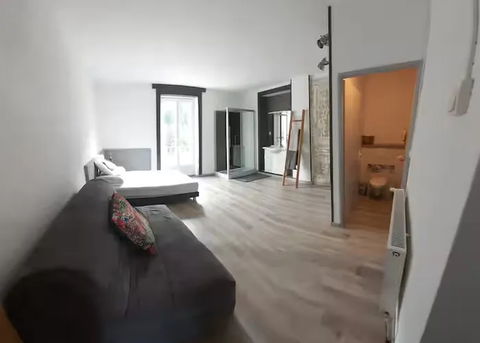La chambre du rez-de-chaussée vue vers la salle de bain