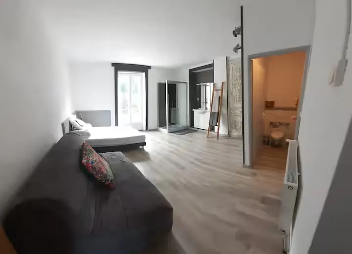 La chambre du rez-de-chaussée vue vers la salle de bain