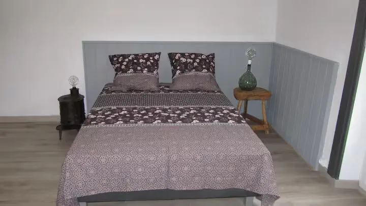 Le lit double de la chambre de l'étage