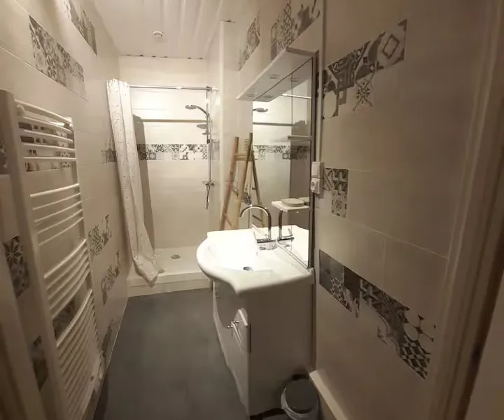 La seconde salle de bain, avec douche et sèche-serviettes