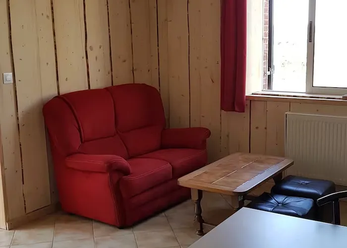 Le salon avec son canapé et le coin repas