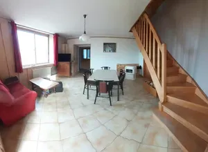 La pièce de vie et l'escalier menant à l'étage