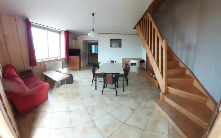 La pièce de vie et l'escalier menant à l'étage