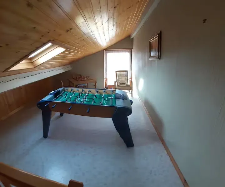 La salle de jeux avec le babyfoot, sous la mezzanine