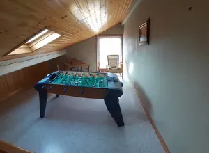 La salle de jeux avec le babyfoot, sous la mezzanine